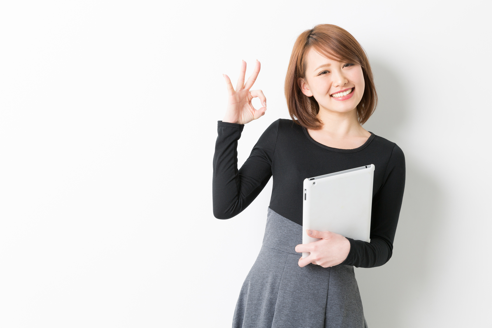 タブレットを見る女性